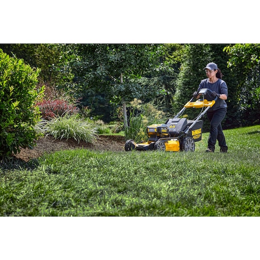2X 20V MAX* XR® Brushless Cordless 21-1/2 in Rear Wheel Drive Self-Propelled Mower Kit