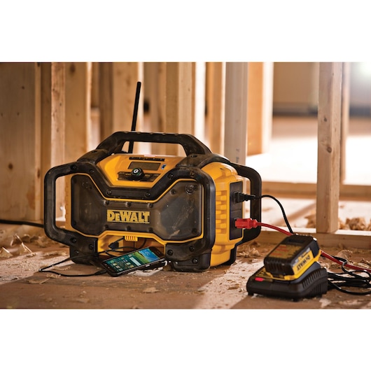 Bluetooth Charger Radio charging different devices.
