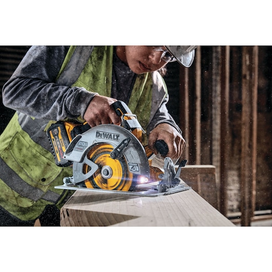 Brushless cordless circular saw with FLEXVOLT Advantage cutting wooden plank.