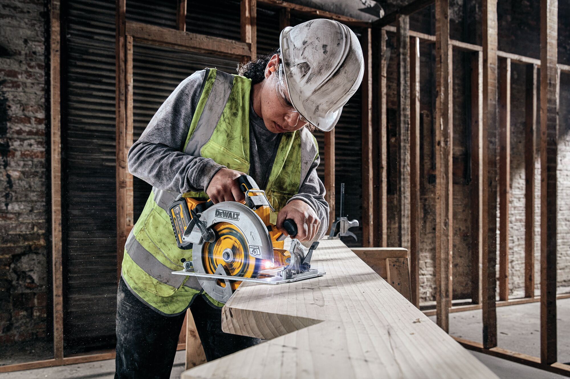 Brushless cordless circular saw with FLEXVOLT Advantage being used by person to cut wooden plank. Brushless cordless circular saw with FLEXVOLT Advantage being used by person to cut wooden plank.