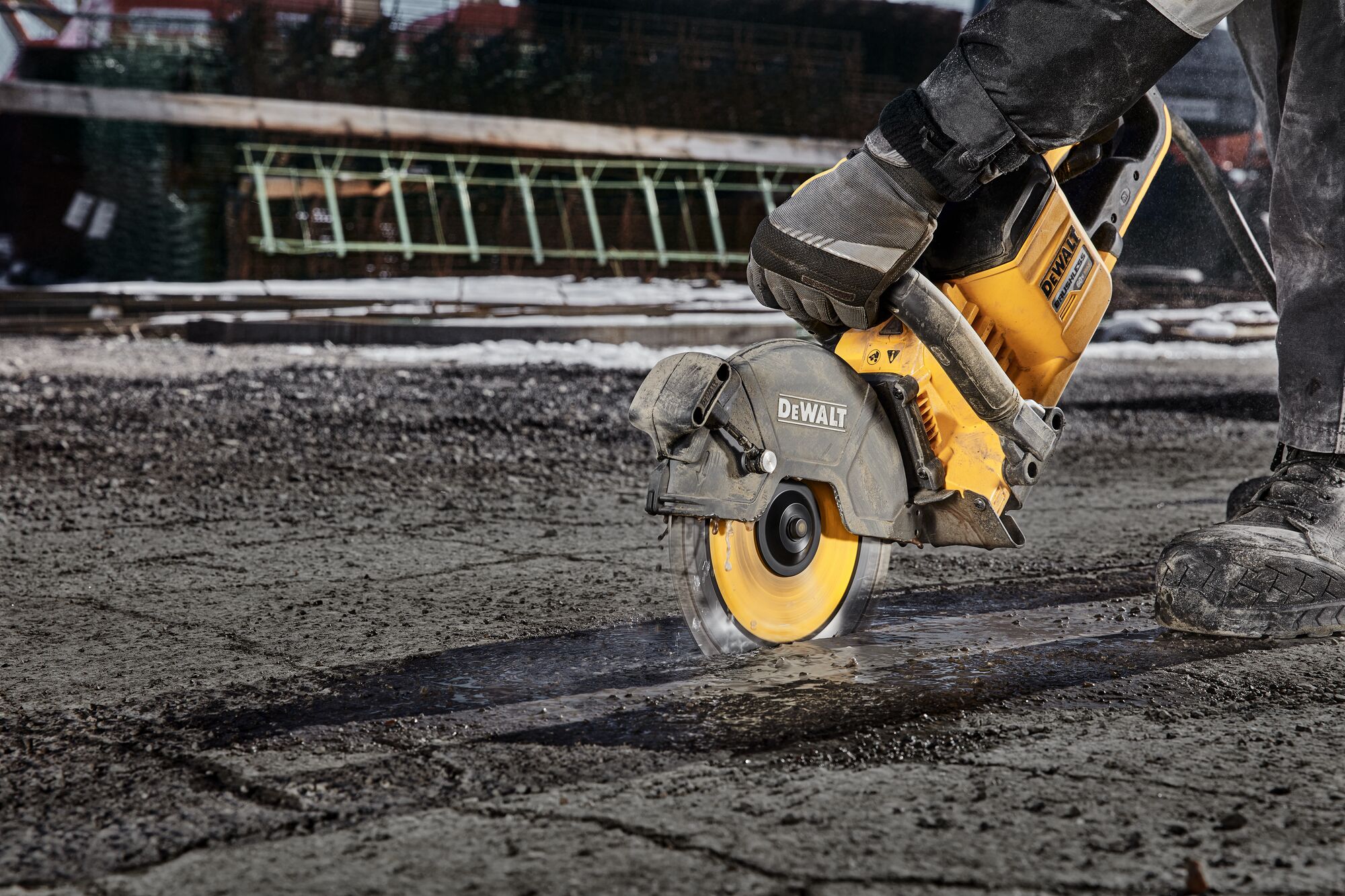 XP4 Asphalt segmented diamond blades cutting hard concrete. XP4 Asphalt segmented diamond blades cutting hard concrete.