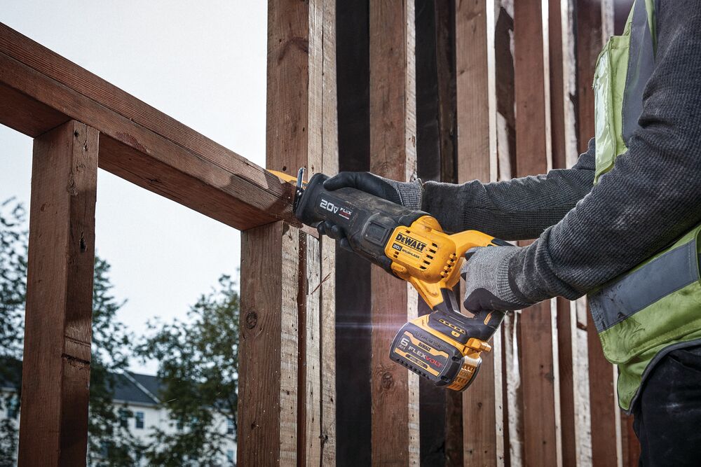 Brushless Cordless Reciprocating Saw with FLEXVOLT ADVANTAGE being used on a wooden frame structure outdoors Brushless Cordless Reciprocating Saw with FLEXVOLT ADVANTAGE being used on a wooden frame structure outdoors