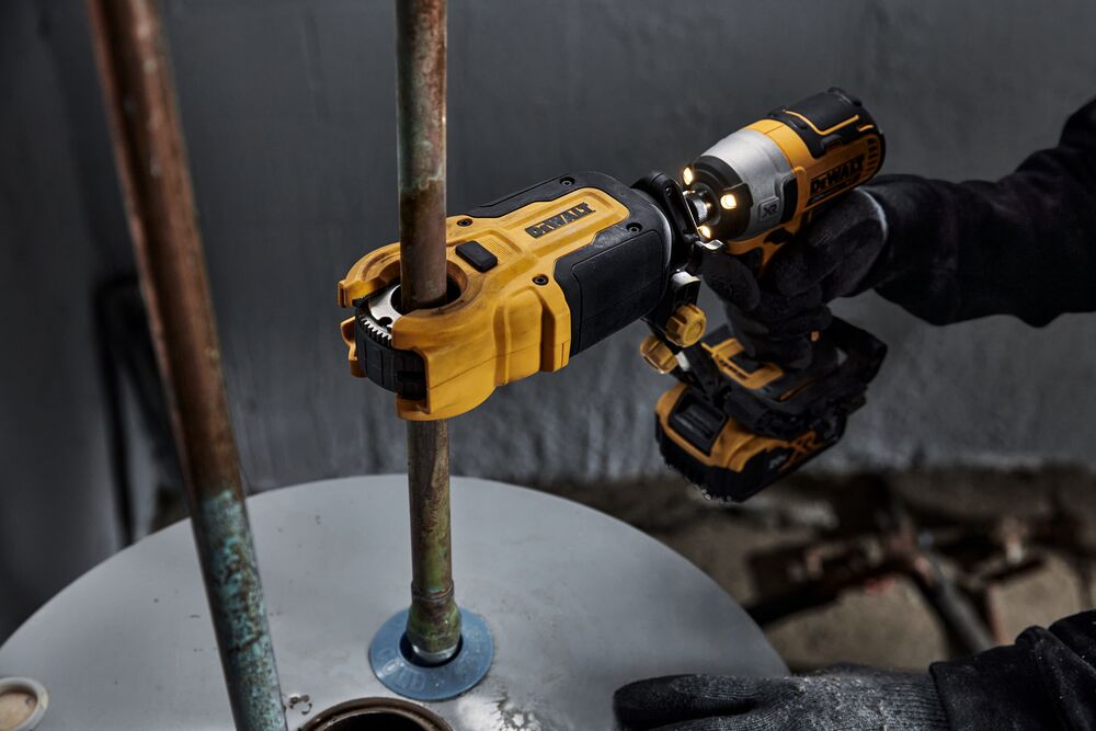 End user using DEWALT IMPACT CONNECT Copper Cutter attachment on Impact Driver to cut copper pipe. End user using DEWALT IMPACT CONNECT Copper Cutter attachment on Impact Driver to cut copper pipe.
