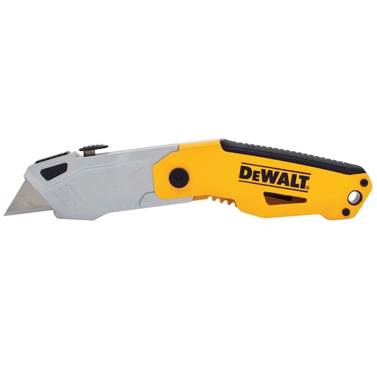 Folding retractable auto load knife.
