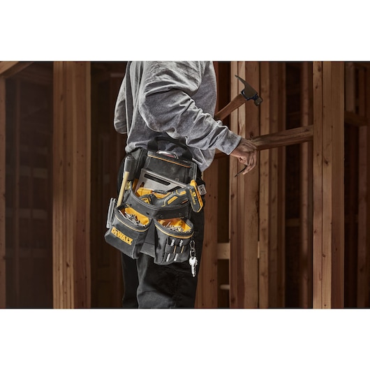 FRAMER WEARING DEWALT PROFESSIONAL NAIL POUC