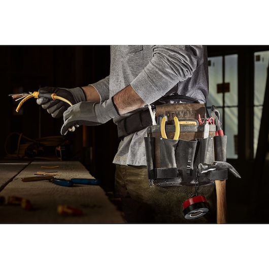 ELECTRICIAN WEARING DEWALT ELECTRICIAN LEATHER POUCH