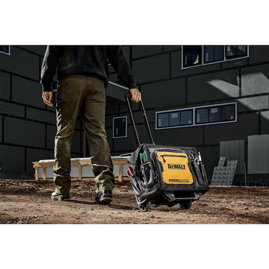 CONSTRUCTION PRO ROLLING DEWALT 18 INCH PRO