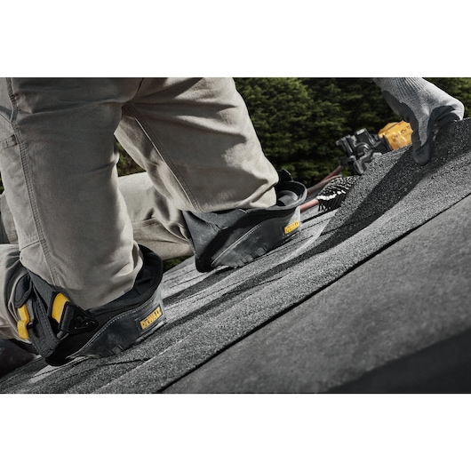 ROOFER WEARING DEWALT STABILIZING KNEE PADS WITH GEL WHILE WORKING